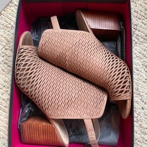 Vince Camuto Tauplicious